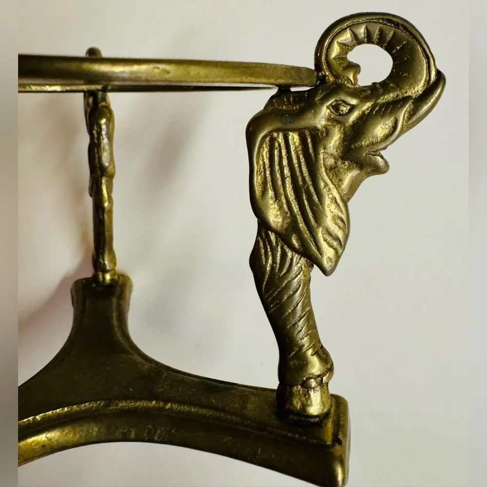 Vtg Green Marble sphere on brass elephant stand.Approximately 13” diameter. - Picture 6 of 9